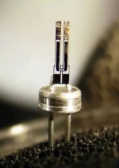 KHz音叉晶振与MHz晶振49S内部结构对比与分析 KHz音叉晶振与MHz晶振49S内部结构对比与分析